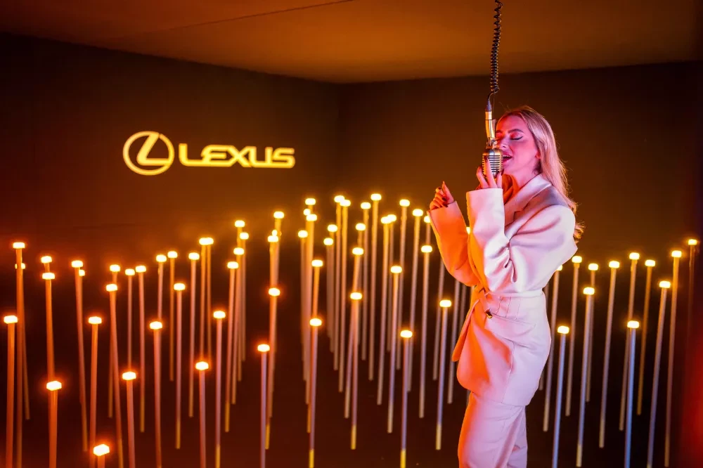 Hadise Londra’da Lexus’un Sanatsal Otoparkında LBX Cool ile Tanıştı