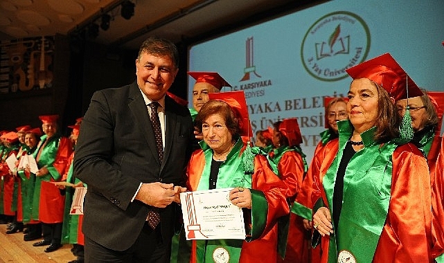 Karşıyaka Belediyesi 3. Yaş Üniversitesi'nde mezuniyet sevinci