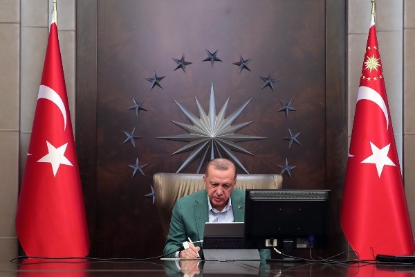 Cumhurbaşkanı Erdoğan, 11. Cumhurbaşkanı Gül ile telefonda görüştü