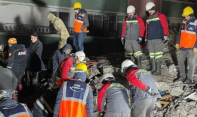 Madenciler dört koldan depremin yaralarını sarıyor