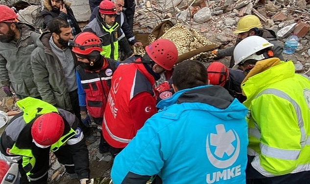 CAK Canik Belediyesi Arama Kurtarma Ekipleri Enkaz Altında Kalan Kadını 108 Saat Sonra Sağ Olarak Kurtardı