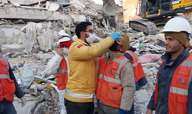 Antalya Büyükşehir sağlık ekipleri depremzedelerin yaralarını sarıyor