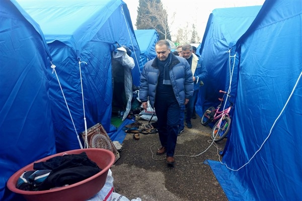 Vali Çuhadar, çadırlarda kalan depremzedeleri ziyaret etti