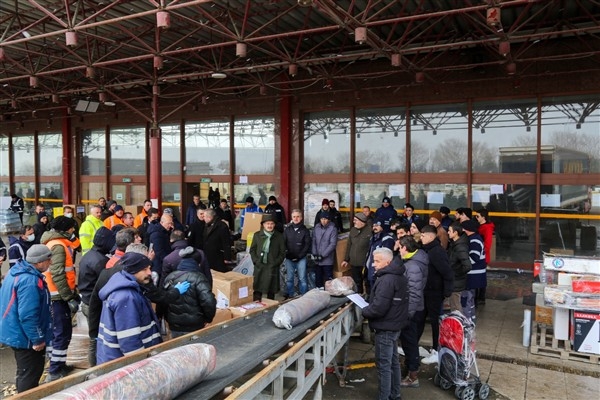 Eskişehir Büyükşehir Belediyesi’nden afet bölgesine 81 tır insani yardım