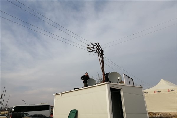 Eskişehir Büyükşehir ekipleri afet bölgesine uydu internet noktası kurdu