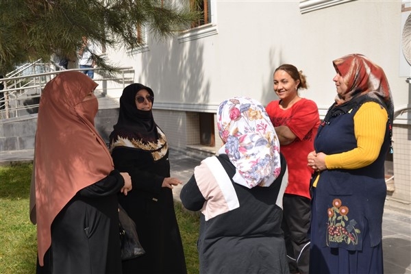 HÜDA PAR Kadın Kolları Başkanı Yarar, depremzedeleri ziyaret etti