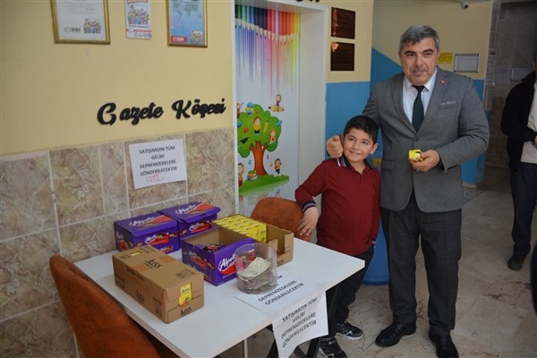 Afyonkarahisar’da ilkokul öğrencisinden depremzedeler için yardım kampanyası