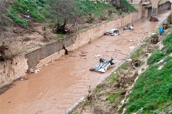 Şanlıurfa’da su basan otoparktan 170 araç çıkarıldı