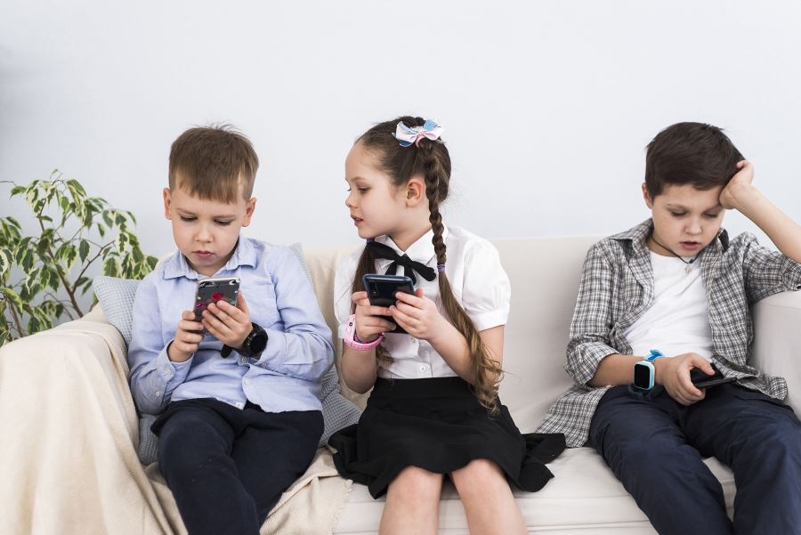 Çocuklar günde 4,5 saat telefon başında ve  en çok sosyal medya uygulamalarını kullanıyorlar