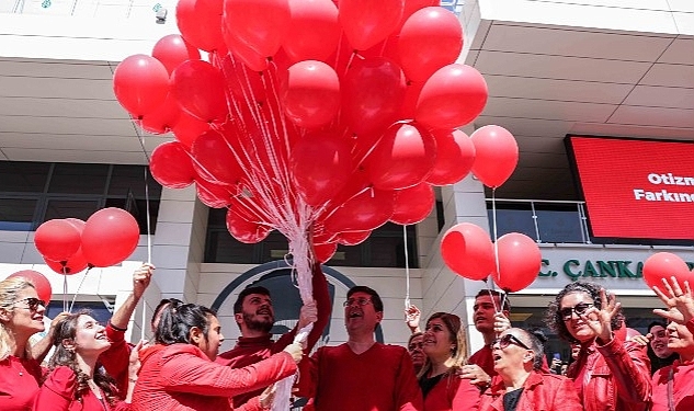 Kırmızı Balonlar Otizm Farkındalığı İçin Havalandı