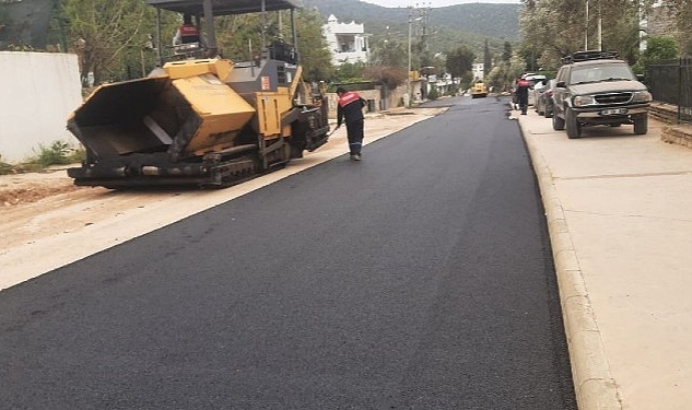 Bodrum Belediyesi tarafından ilçe genelinde gerçekleştirilen asfaltlama çalışmalarına Torba Mahallesi'nde devam ediliyor