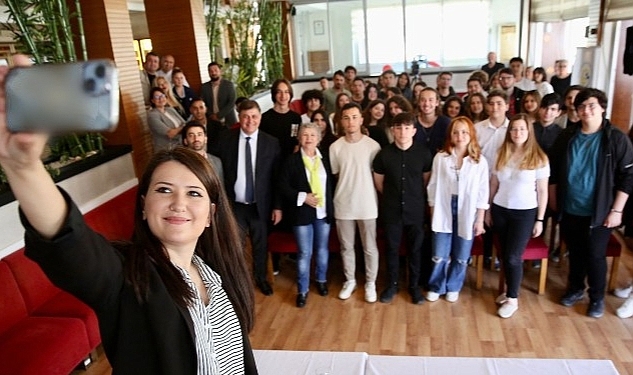 Cumhuriyet Halk Partisi Genel Başkan Yardımcısı ve İzmir 2. Bölge Milletvekili Adayı Gökçe Gökçen Karşıyaka'da gençlerle buluştu