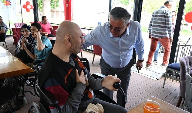 Başkan Topaloğlu'ndan engelli bireylere engelli deniz şezlongu