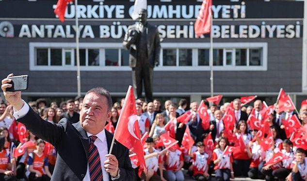 Antalya Büyükşehir Belediye Başkanı Muhittin Böcek: Atatürk Anıtına Çelenk Sundu