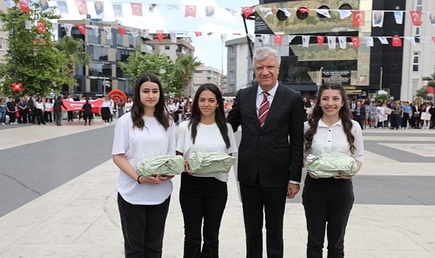 Narlıdere'de 19 Mayıs Atatürk'ü Anma Gençlik ve Spor Bayramı kutlamaları resmi törenlerle başladı