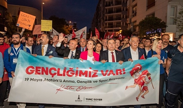 İzmir'de 19 Mayıs coşkusu meydanlara sığmadı