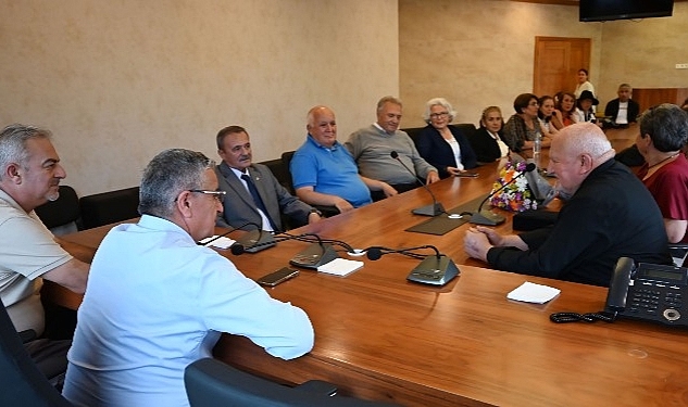 Kemer Belediyesi Gönüllü Halk Korosu'ndan Başkan Topaloğlu'na teşekkür ziyareti