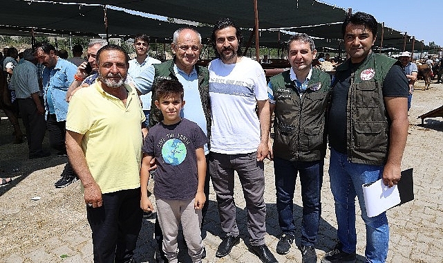 Başkan Esat Öztürk Kurban pazarını ziyaret etti