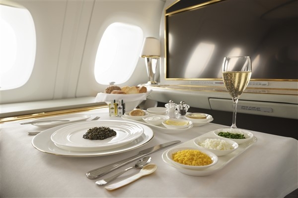 Emirates uçak içi yolcu deneyimini geliştirmek için yatırım yapıyor