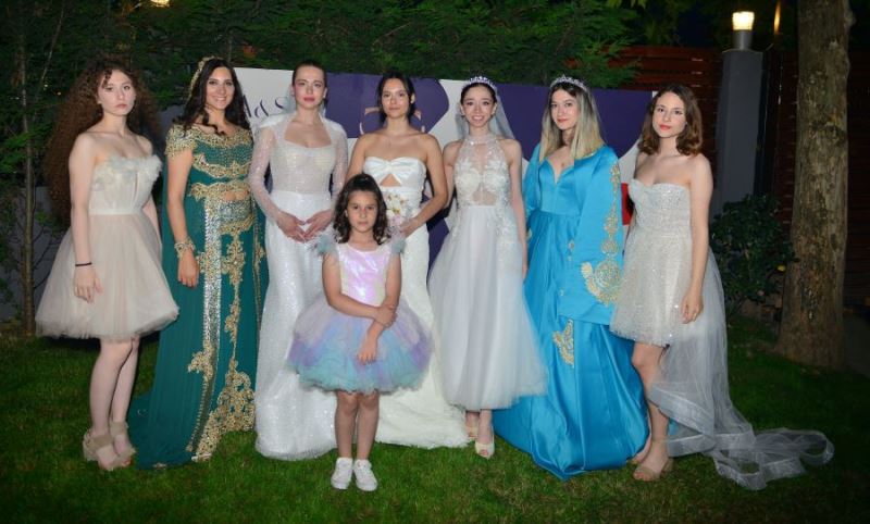 10. yıla renkli defile