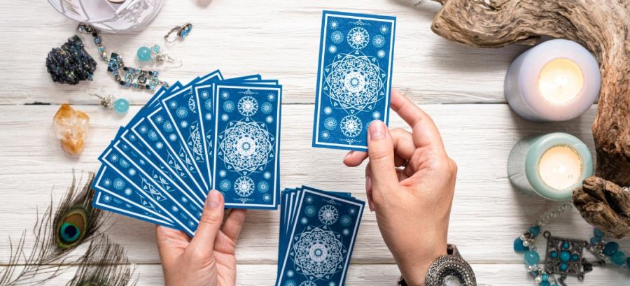 3 Dilek Tutun ve 3 Kart Seçin, Ücretsiz Tarot Falı