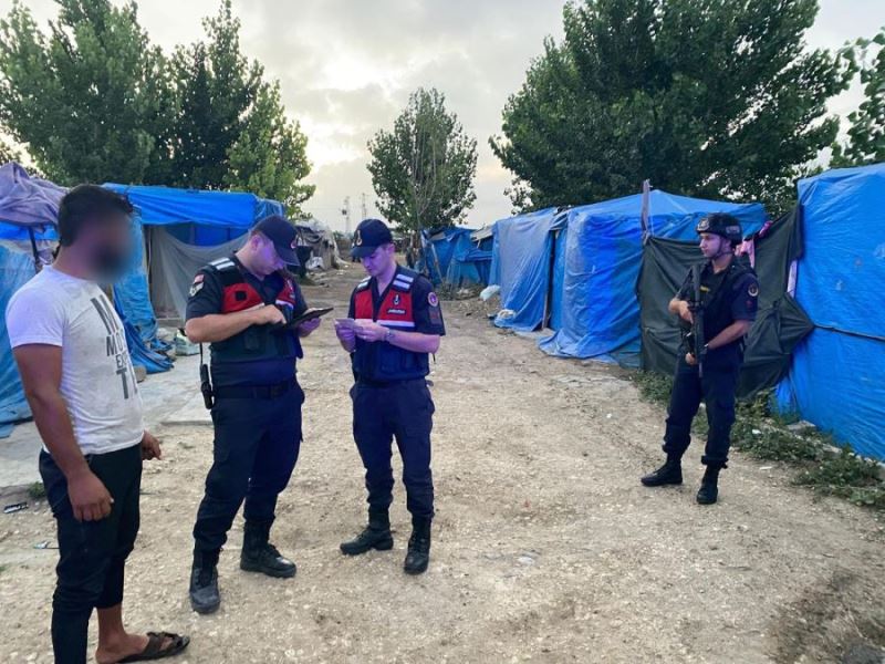 Jandarma Düzensiz Göçmenlere Huzur Veriyor