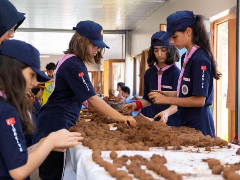 Depremzede izci öğrencilerden  81 ilimize tohum topu hediyesi