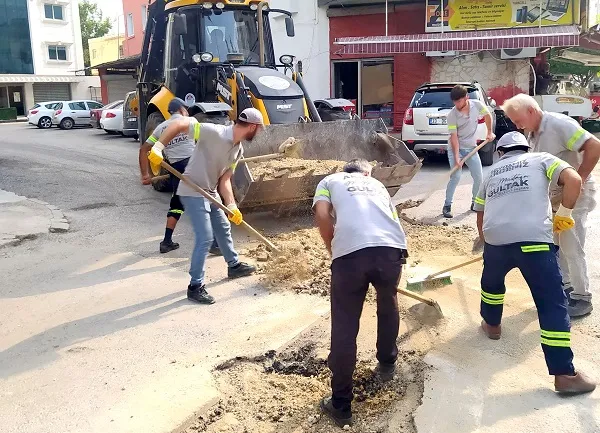  AKDENİZ’DE YENİ YOLLAR AÇILIYOR, KALDIRIMLAR YENİLENİYOR