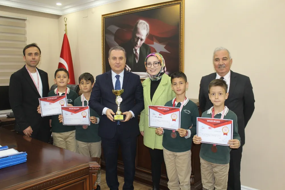  Gümüş Okulları Kaymakam Bozdemir’i Kupa İle Ziyaret Etti