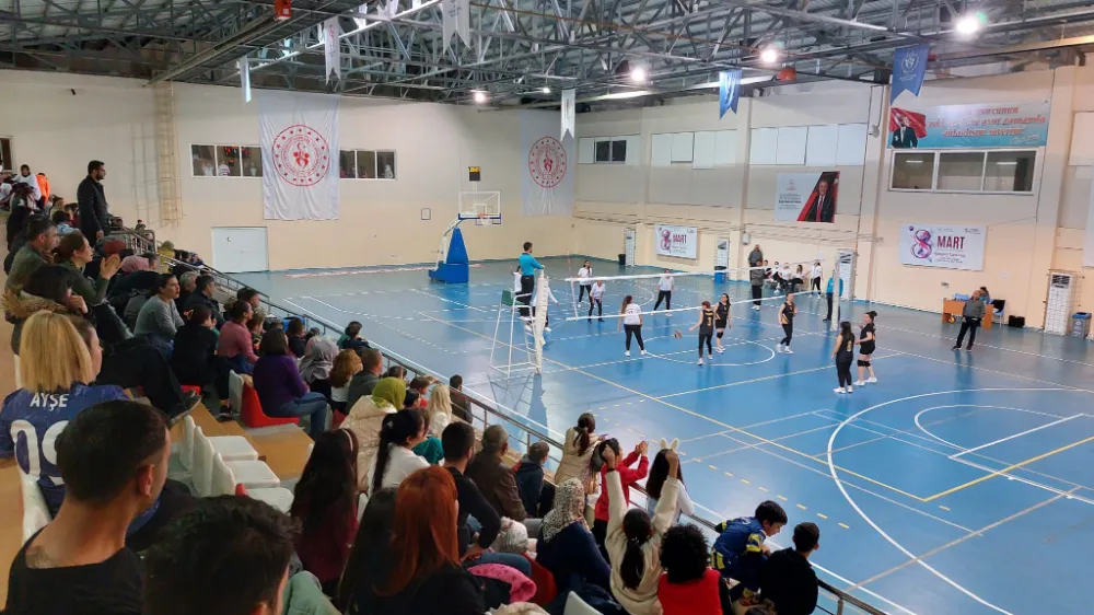 Bu  Voleybol Turnuvası Kadınlarımız İçin 