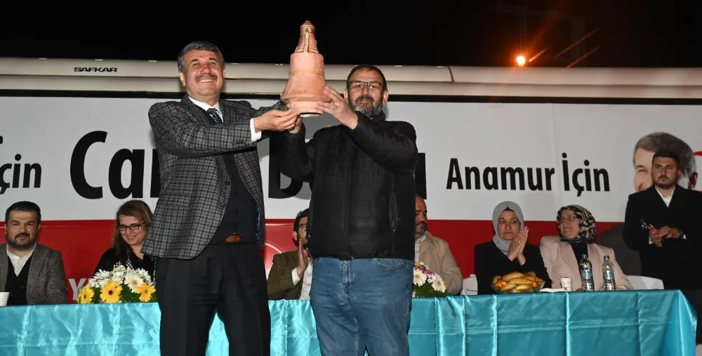 Malaklarda Miting Havasında Karşılanan Kılınç’a Güzel’den İbrik Hediyesi