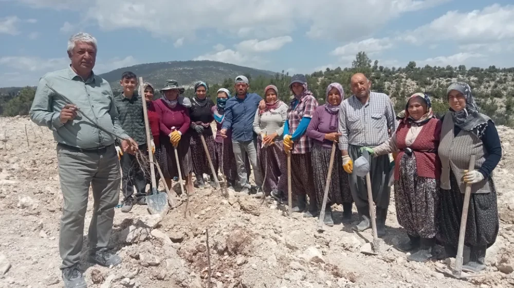 Bayanlardan Üretim Mesajı: ’Elimizde Kazma, Başımızda Yazma Çalışmaya Devam’