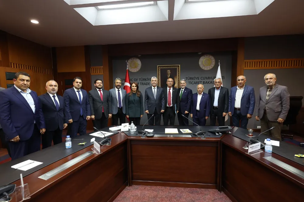 Ticaret Bakanı Ömer Bolat, Yerli Muz ve Çilek Üreticilerinin Sorunlarını Dinledi