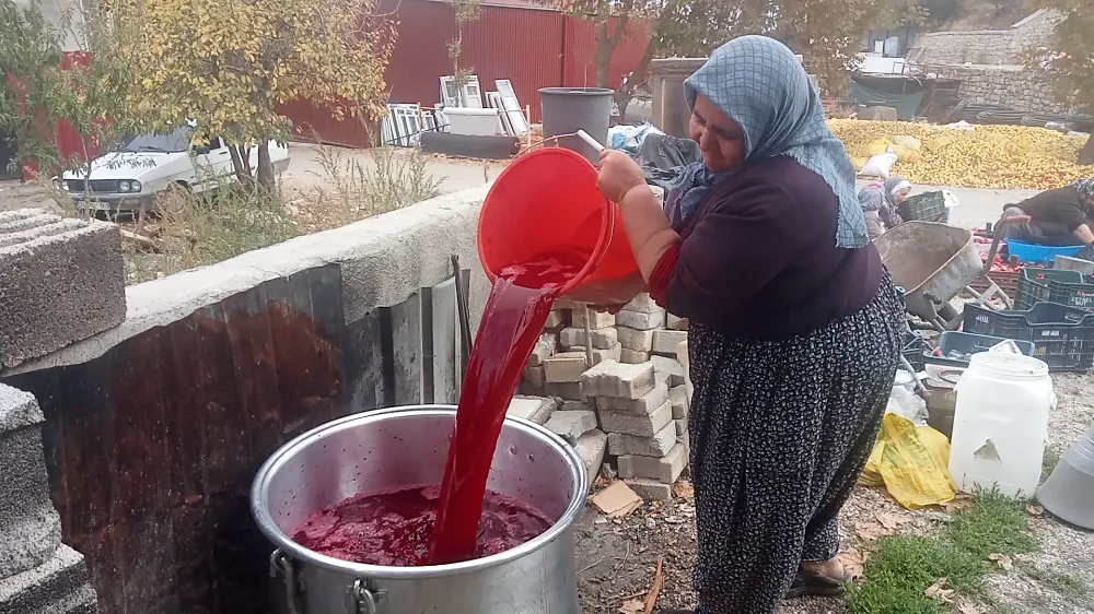 Gülnar’da Nar Ekşisinin Kadınların El Emeği ile Yoğurulmuş Doğal Yolculuğu