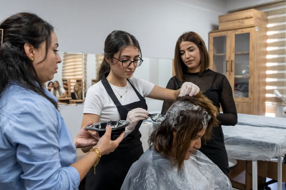 MERCEK’TE SAÇ RENKLENDİRME KURSU HAYALLERİNİ GERÇEĞE DÖNÜŞTÜRÜYOR