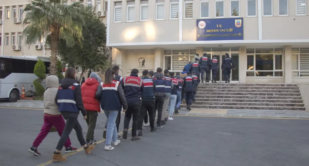 Mersin Jandarmasının Yakaladığı 19 Sosyal Medya Dolandırıcısından 17
