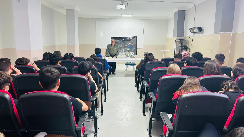 Ünal AN Kitabını Anamur Final Anadolu Lisesi Öğrencilerine İmzaladı 