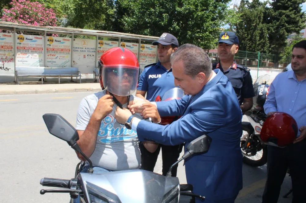 Anamur Kaymakamlığı Kasksız Sürücülere Kask Hediye Etti
