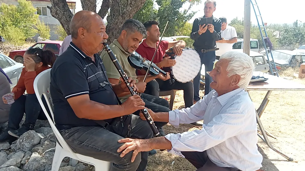 Bahar ve Yusuf’un  Kına Öncesi Yemekli Düğününde Renkli Sahneler Yaşandı