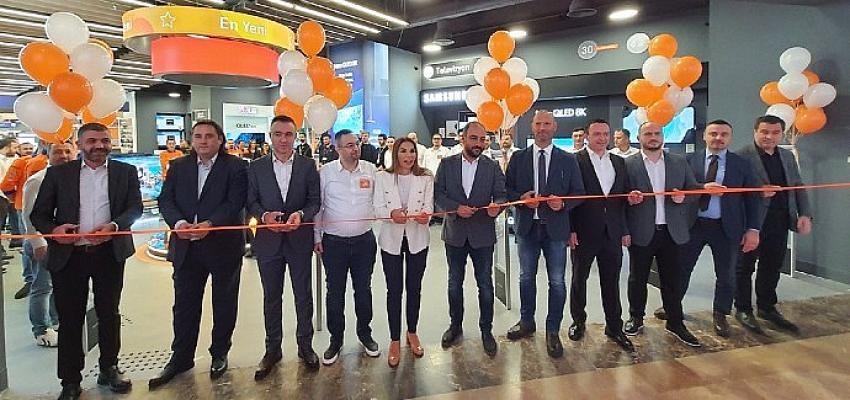 Teknosa Ankara’daki müşteri odaklı yeni konsept mağazasını Nata Vega Outlet AVM’de açtı