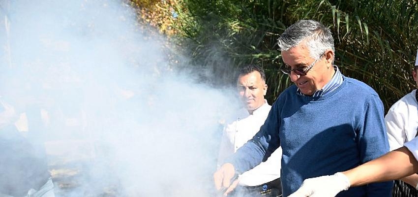 Kemer Belediye Başkanı Necati Topaloğlu’ndan öğrencilere mangal partisi düzenledi