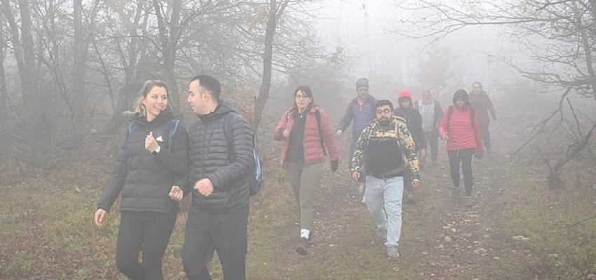 Sisli havada doğa yürüyüşü