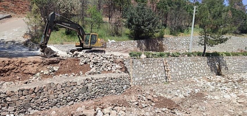 Muğla Büyükşehir Marmaris’te zarar gören dere duvarlarını tamir etti