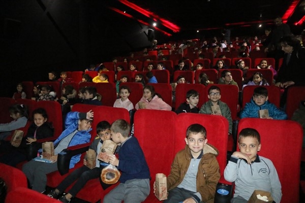 Rize Belediyesi, “Çocuklar Sinemada” etkinliği düzenledi