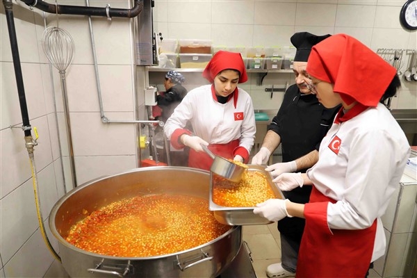 Liseli öğrenciler mutfakta döktürüyor