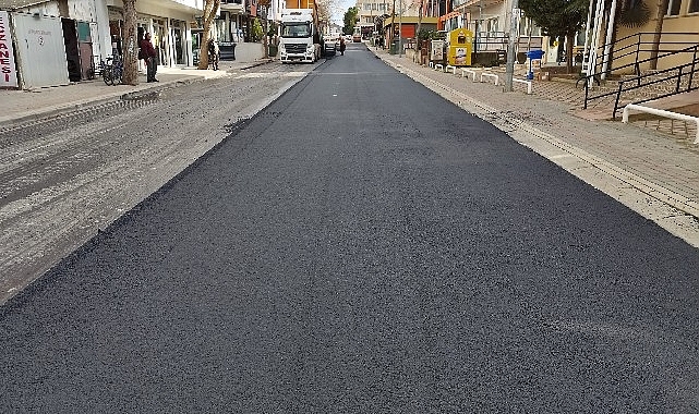 Körfez Fatih Mahallesi İstiklal Caddesi'nde Asfalt Serimi Yapılıyor