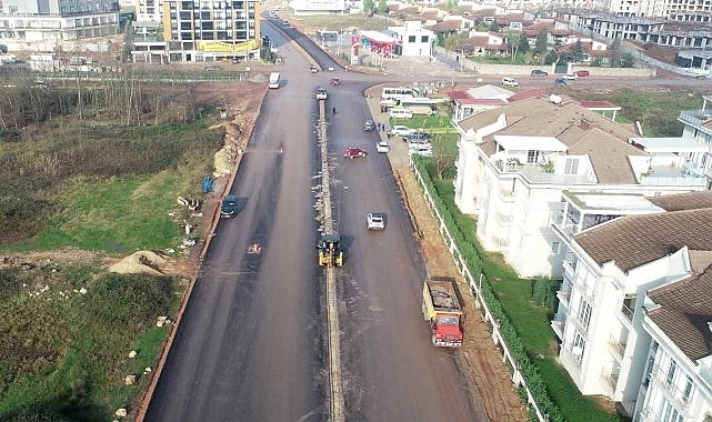 Kocaeli Büyükşehir, Kartepe'de 3 caddede birden çalışıyor