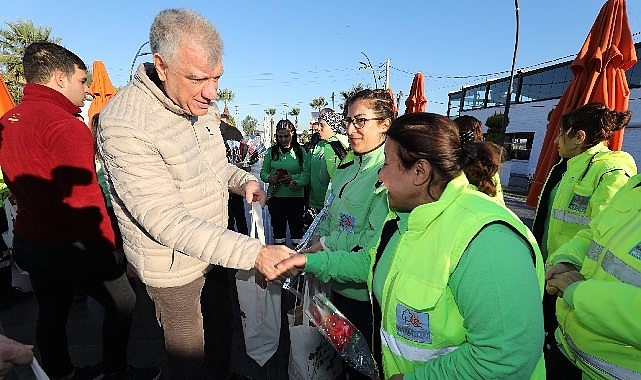 Narlıdere Belediye Başkanı Ali Engin'den Kadın Temizlik Ekibine Teşekkür Etti