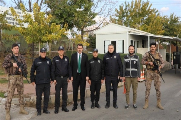 Vali Ayhan, Polis Merkezi ve Polis Uygulama noktasını ziyaret etti