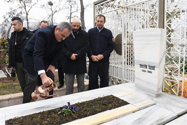 Eski Milli Eğitim Bakanı İleri, vefatının 61. yılında kabri başında anıldı